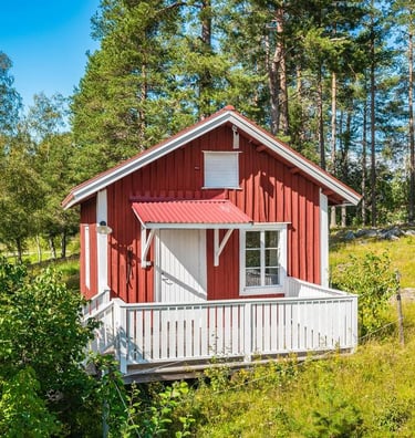 La cabane de Sophia D rouge de falun en teinte rouge clair à 10 heure du matin en mai