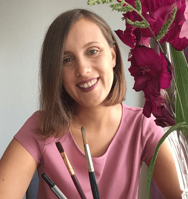 Sarah mit Pinseln in der Hand