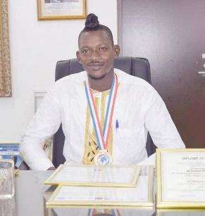 M. Koro Soulemayne sous-directeur artistique et membre fondateur de la compagnie Ivoire Marionnettes