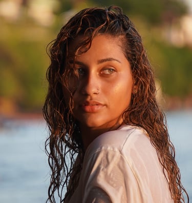 une femme aux cheveux longs et une chemise blanche