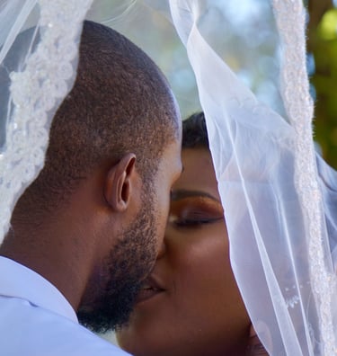 un homme et une femme s'embrassant lors d'une cérémonie de mariage