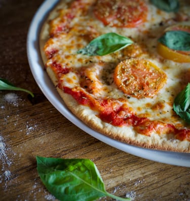 une pizza aux tomates et au fromage sur une assiette