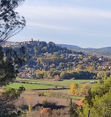 Pierrevert vu de loin