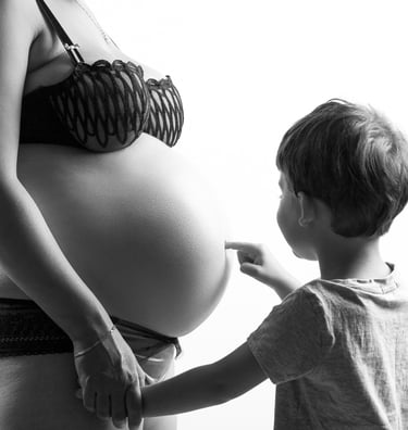photographie de grossesse en noir et blanc