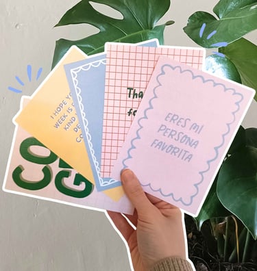 Mano con tarjetas coloridas de papeleria creativa