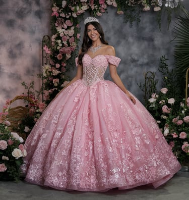 hermosa quinceañera con vestido en corset transparente y arreglos florales