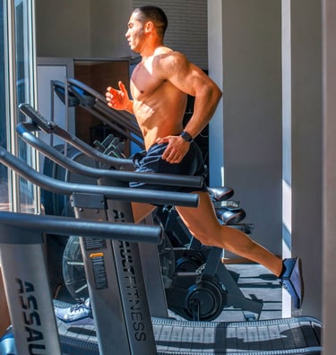 Homem correndo na esteira em alta intensidade, representando treino de cardio para queima de gordura