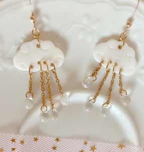 boucles d'oreilles en nacre avec nuage et gouttes de pluie en cristal