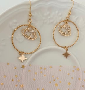 boucles d'oreilles pendantes planète et étoile dorées