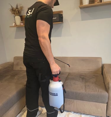 Technicien nettoyant un canapé à Poisat