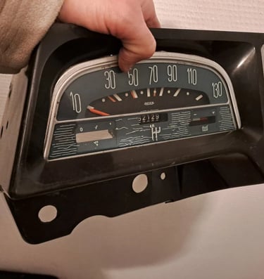 Le grand compteur ré-assemblé de la 2cv
