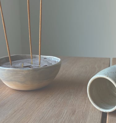 Räucherstäbchen und minimalistischer Becher