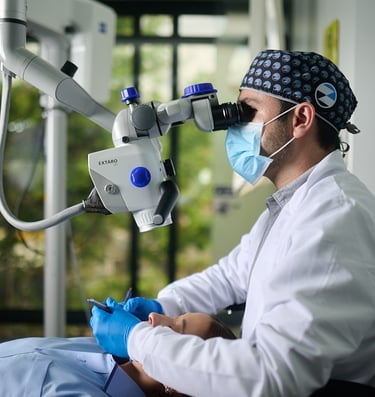 Procedimiento clínico de periodoncia realizado con magnificación y tecnología avanzada