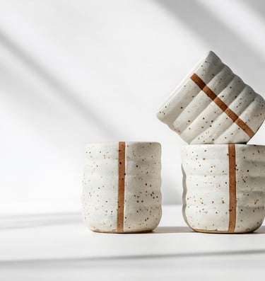 Gewellte Becher in weiß