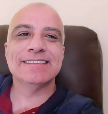 Foto de Marcelo Magoga Terapeuta com um sorriso leve apenas o rosto 
