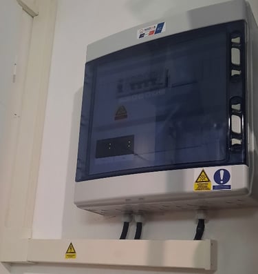 Coffret électrique photovoltaïque installé à Lorgues avec protections et conformité Consuel