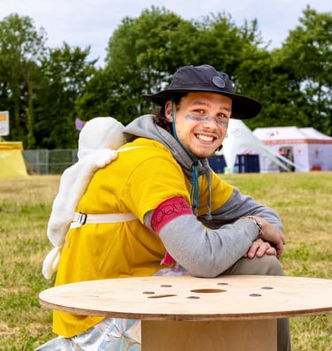un photographe assis à une table souriant et heureux