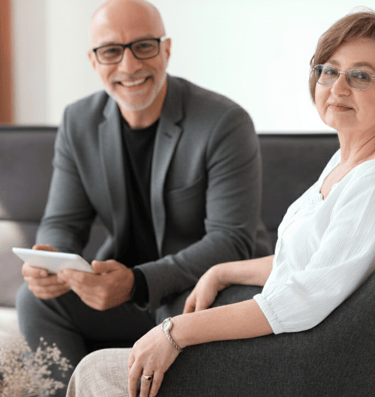 homem sorrindo atendimento presencial com psicanalise e hipnose