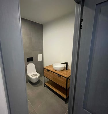 Vannas istabas remonts, iebūvētais pods, flīzēšana