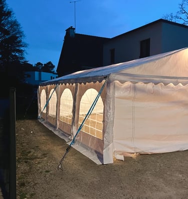 barnum de réception avec éclairage de nuit