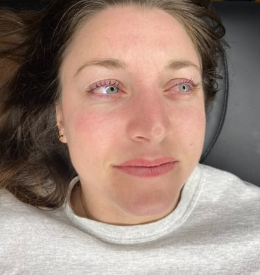 femme après lashlift, rehaussement de cils