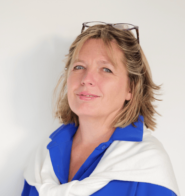 Image de Caroline steels dirigeante de rh2s blonde, yeux bleu, les lunettes sur la tête