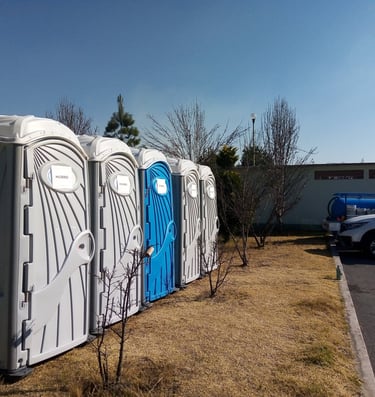 Sanitarios de sanismart en un evento