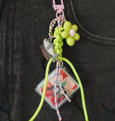 raktų pakabukas su unikaliu shrinky dink charmsu