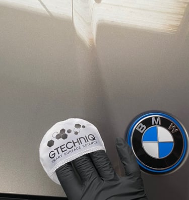 traitement céramique auto en deux couches avec effet hydrophobe et brillance extrême sur une BMW i5