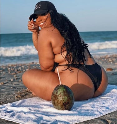 femme ronde plage bien-être sourire coach amiens