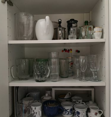 ausreichend Tassen und Gläser