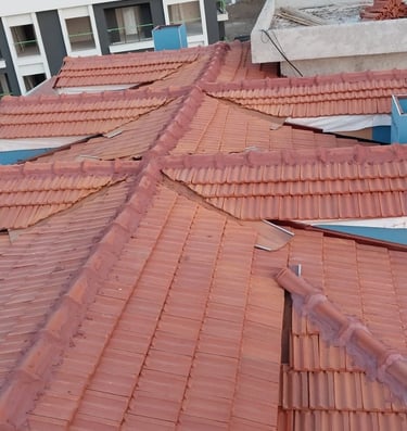 Ayvalık çatı onarımı öncesi ve sonrası karşılaştırma, profesyonel işçilik.