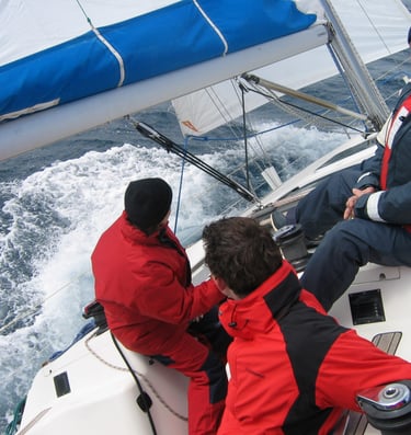 Männer am Segeln
