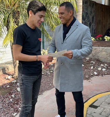 Estudiante de preparatoria recibiendo una certificación de Cambridge en restaurante en Irapuato.