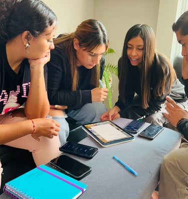 Un grupo de estudiantes de inglés compitiendo con aplicaciones digitales en Moderna English Academy.