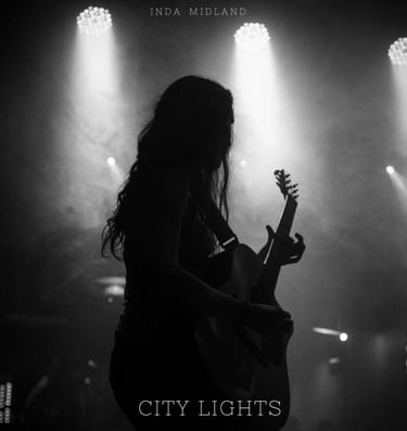 Karen Solís, una mujer tocando la guitarra a contra luz