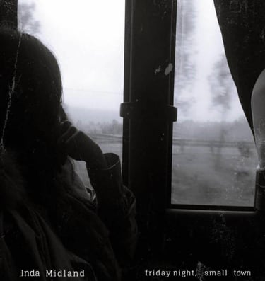 EP de música country. Karen Solís mirando hacía una ventana en carretera.