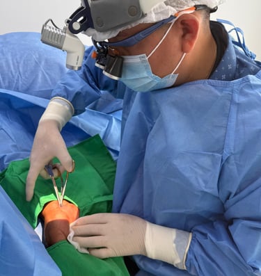 dr tafur operando un neuroma en mano