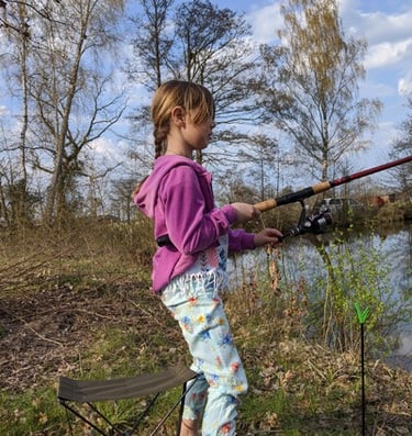 Aliana beim angeln im Teich in Salzhausen