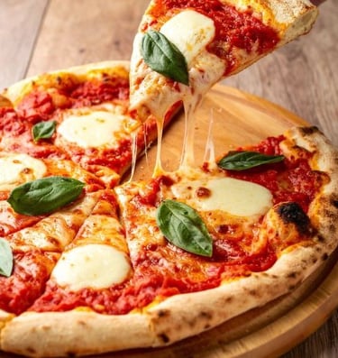como são feitas as pizzas artesanais e smash burgers da Só Pizzas e Smash em Joinville