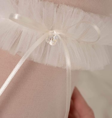 baltas tiulio keliaraištis nuotakai, papuoštas kristaline širdele