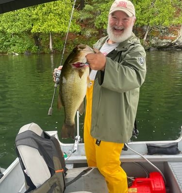 fishing guide in Outaouais lakes with bass