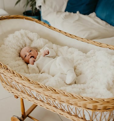 Bébé dans couffin en osier – photo naissance à domicile Gard