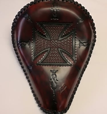 Sella per moto in cuoio marrone con logo croce celtica di MaxCuoio