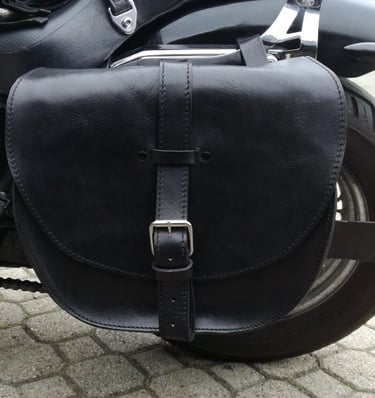 Borsa per moto in cuoio nero di MaxCuoio montata sul lato ruota di una moto