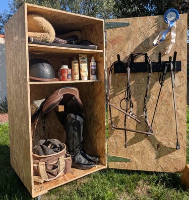 Armoire de sellerie Shet remplie avec étagères et roulettes