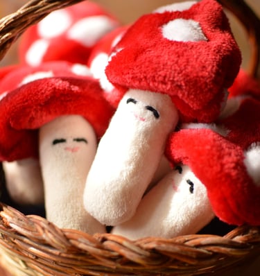 Peluches champignons amanites placées dans un petit panier fraichement cueillies !