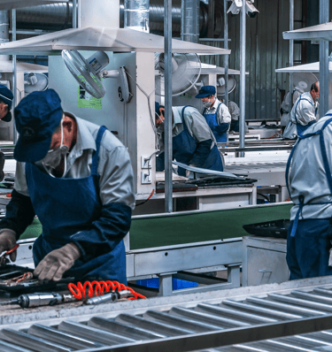 Trabajadores de la industria laborando