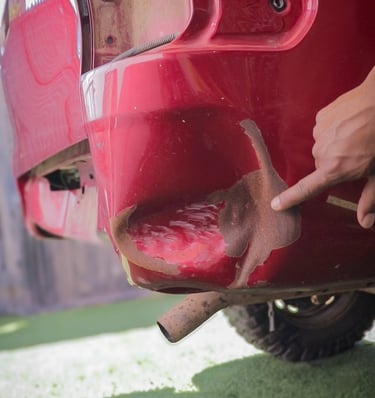 Camioneta roja abollada y deteriorada por choque y abandono 