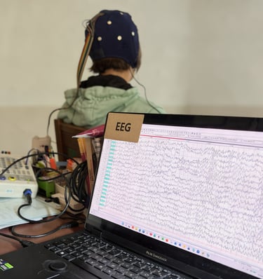 Personne avec le casque pour enregistrement EEG